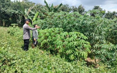 Bhabinkamtibmas Ajak Warga Menanam Tanaman Pangan di Polybag